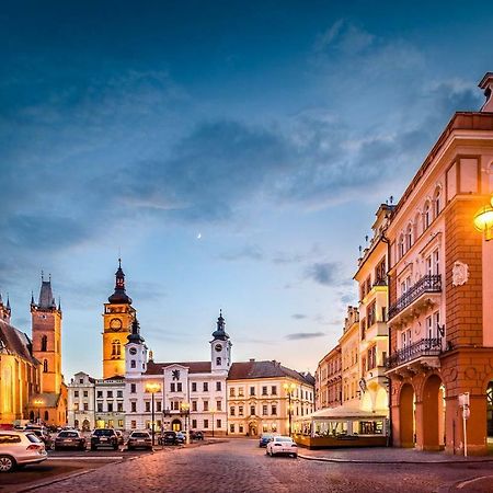 Modern Family Apt. With Central Square Entrance Hradec Králové Екстериор снимка