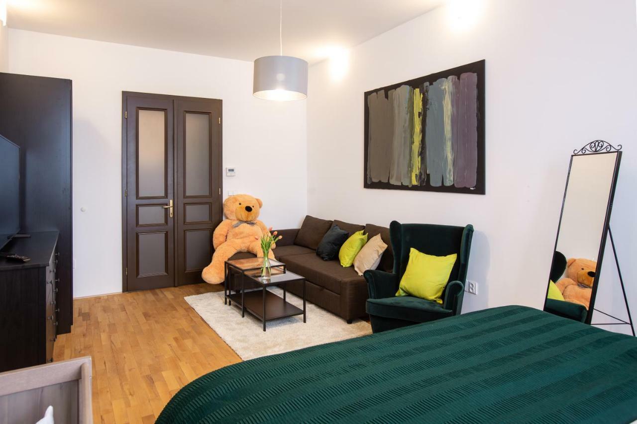Modern Family Apt. With Central Square Entrance Hradec Králové Екстериор снимка