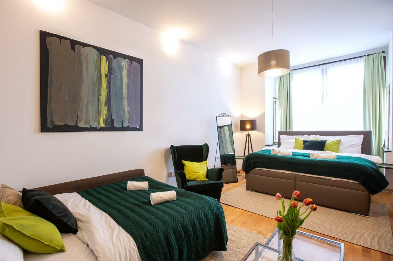 Modern Family Apt. With Central Square Entrance Hradec Králové Екстериор снимка
